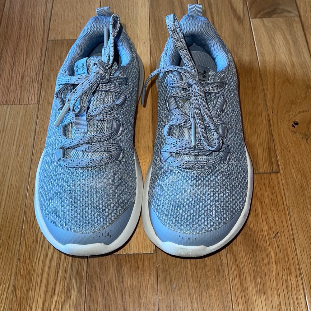 Like brand new under armor size 1 youth shoes